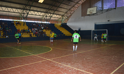 Alunos participam de partida de futsal no Ginásio de Esportes de Valparaíso II